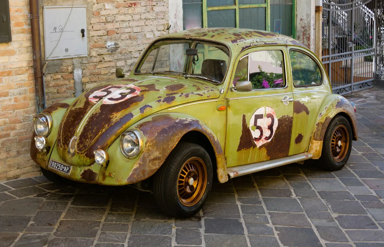 Situation de la question : Ma voiture est ancienne. Je vérifie les règles locales avant d’aller dans une grande ville