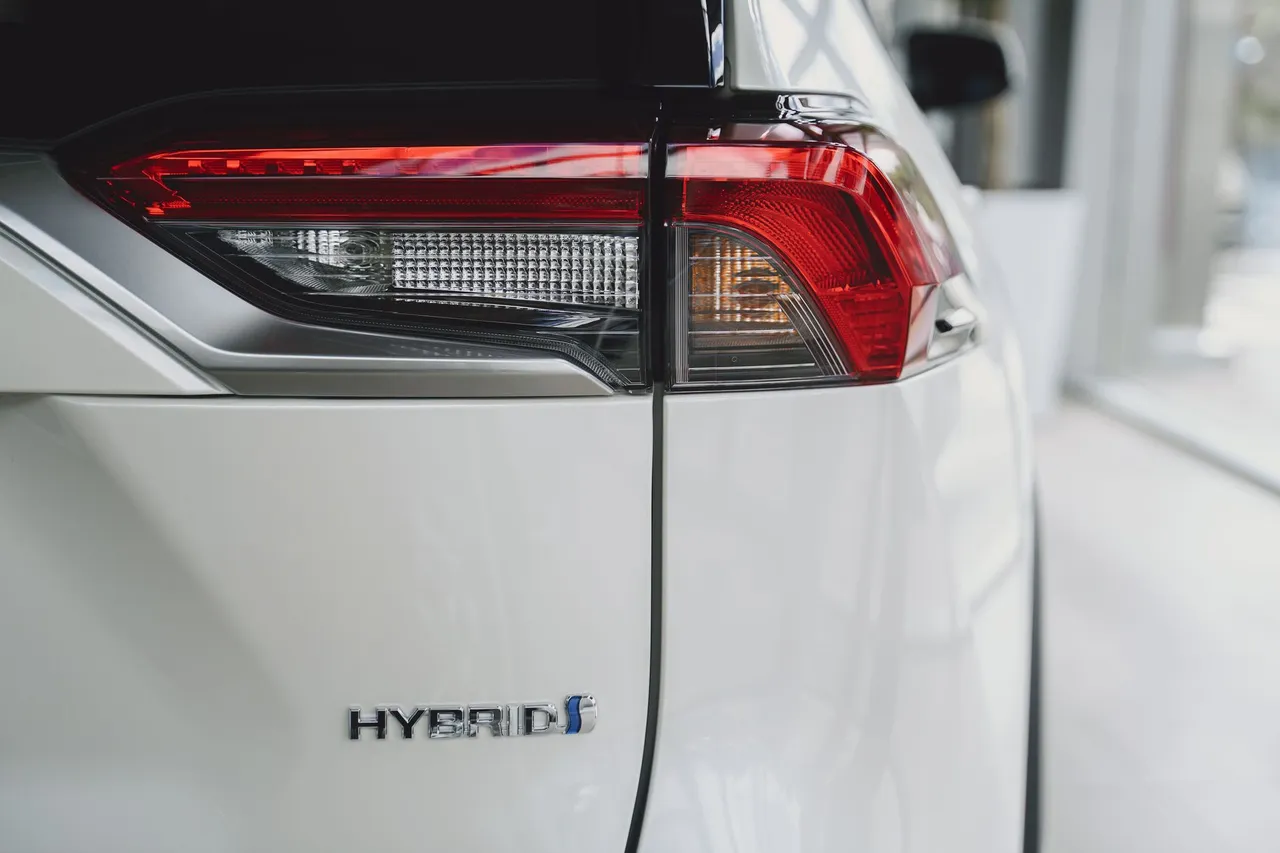 Situation de la question : Une hybride combine moteur thermique et moteur électrique
