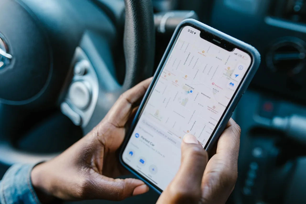 Situation de la question : Je règle mon GPS en roulant si la route est droite