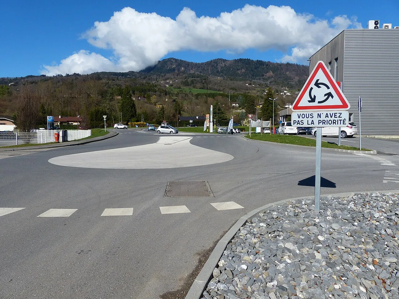 Situation de la question : Petit giratoire en ville : je cède le passage à l’anneau