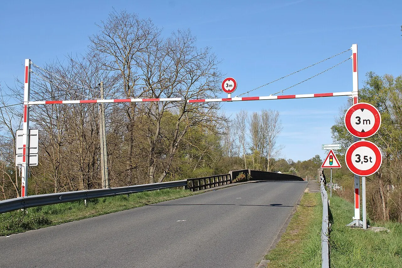 Situation de la question : Pont limité à 12 tonnes : un camion de 19 t peut passer