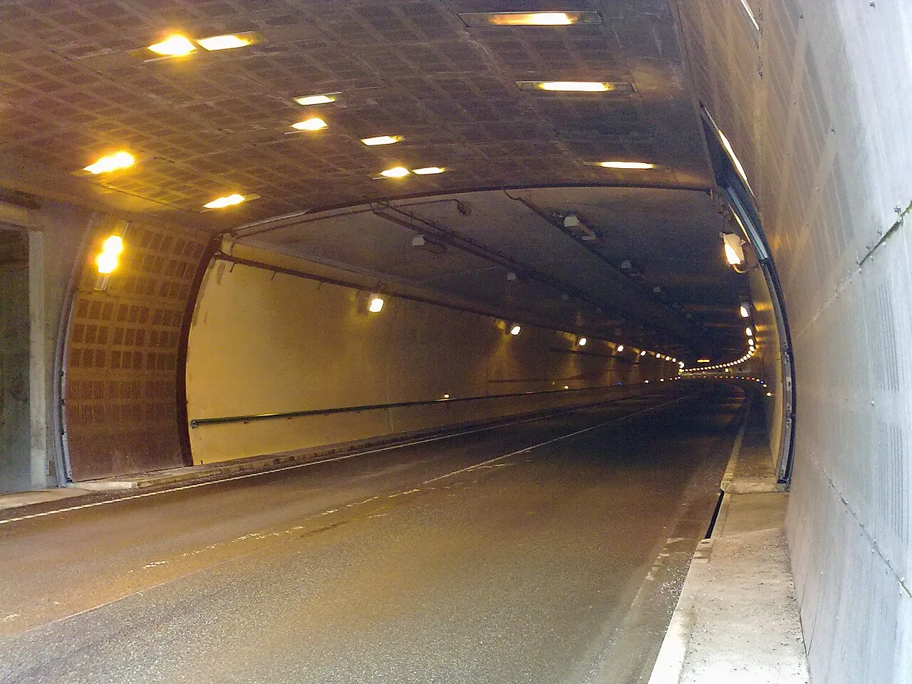 Situation de la question : Dans ce long tunnel sous le fleuve, je peux sortir sur le côté facilement