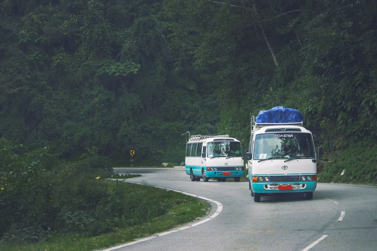 Situation de la question : Je croise un car sur cette route de montagne étroite. Je