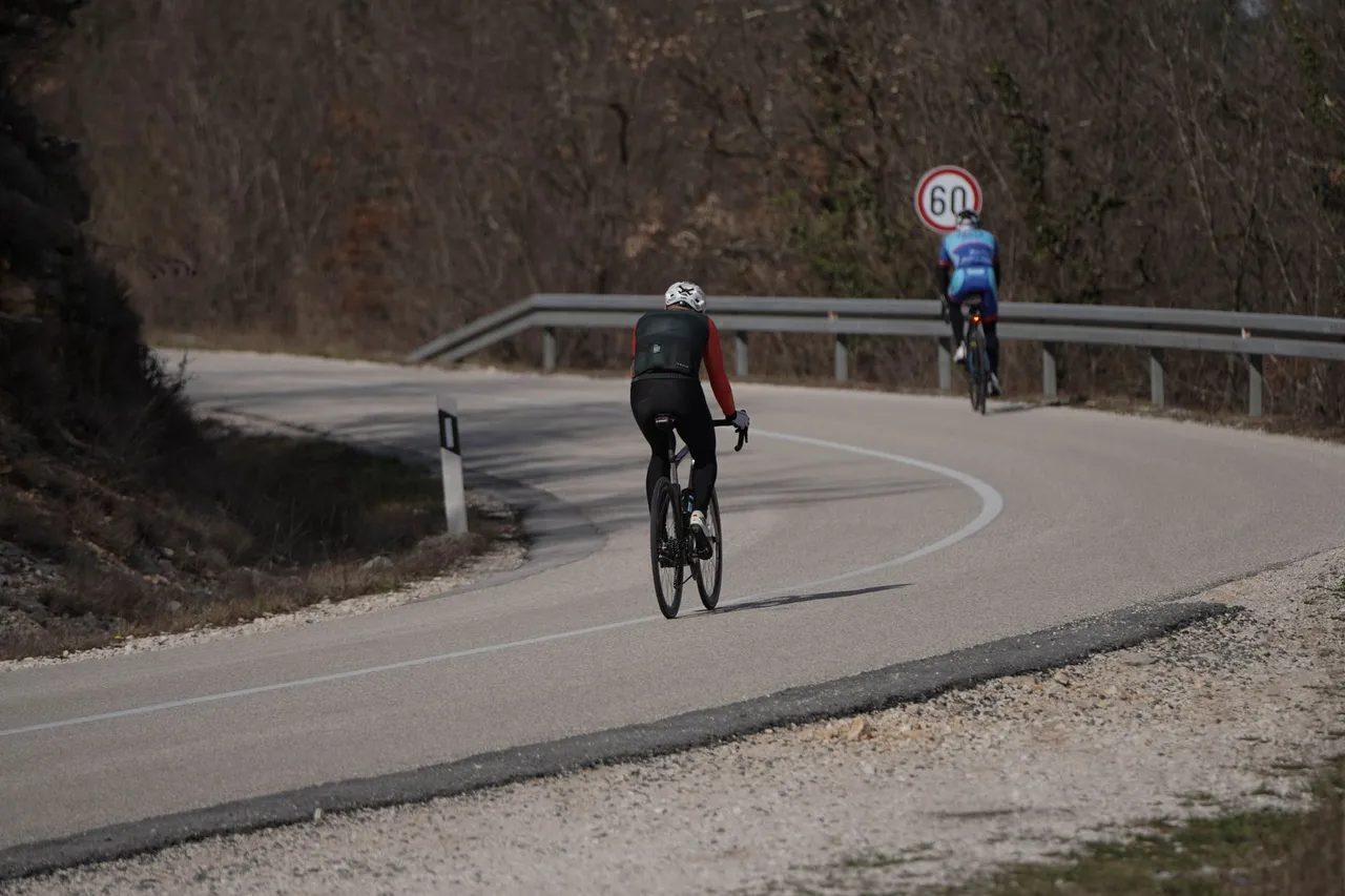 Situation de la question : Un cycliste peut rouler dans ce virage