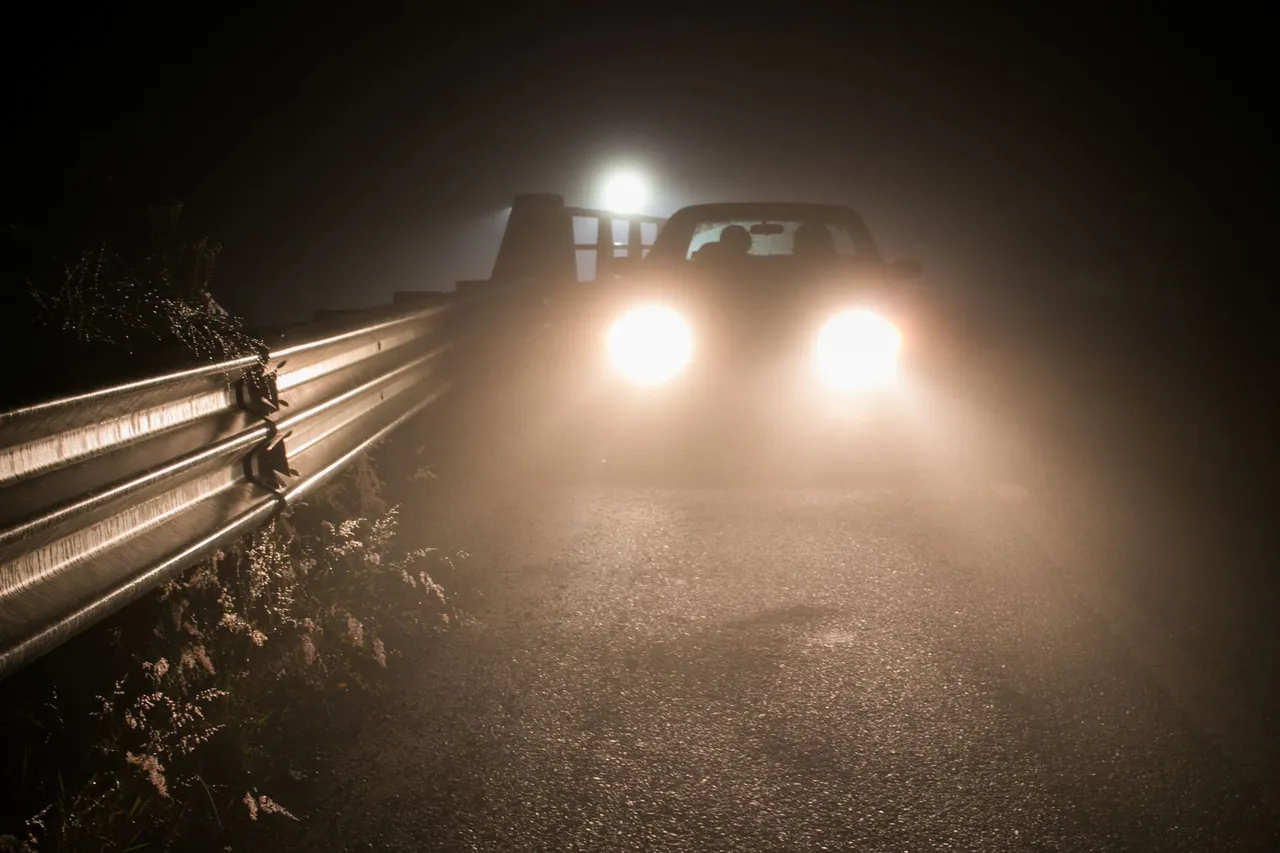 Situation de la question : Une voiture arrive en face en feux de route. Je