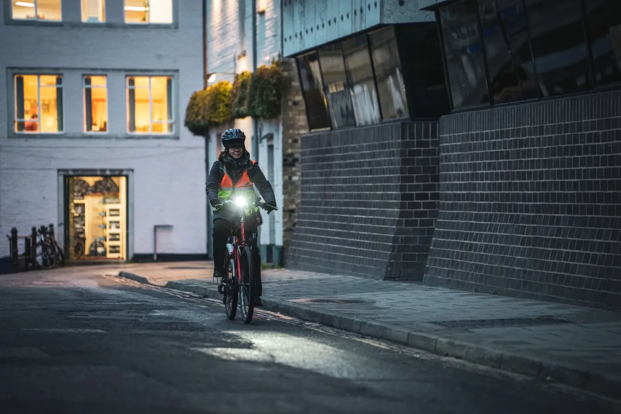 Situation de la question : La nuit, un cycliste doit avoir