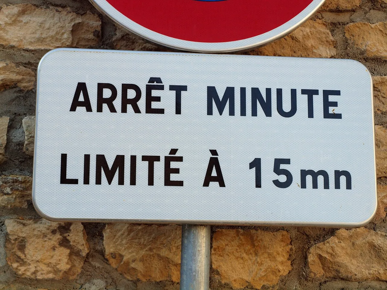 Situation de la question : Je m’arrête sur cette place réservée le temps d’un café