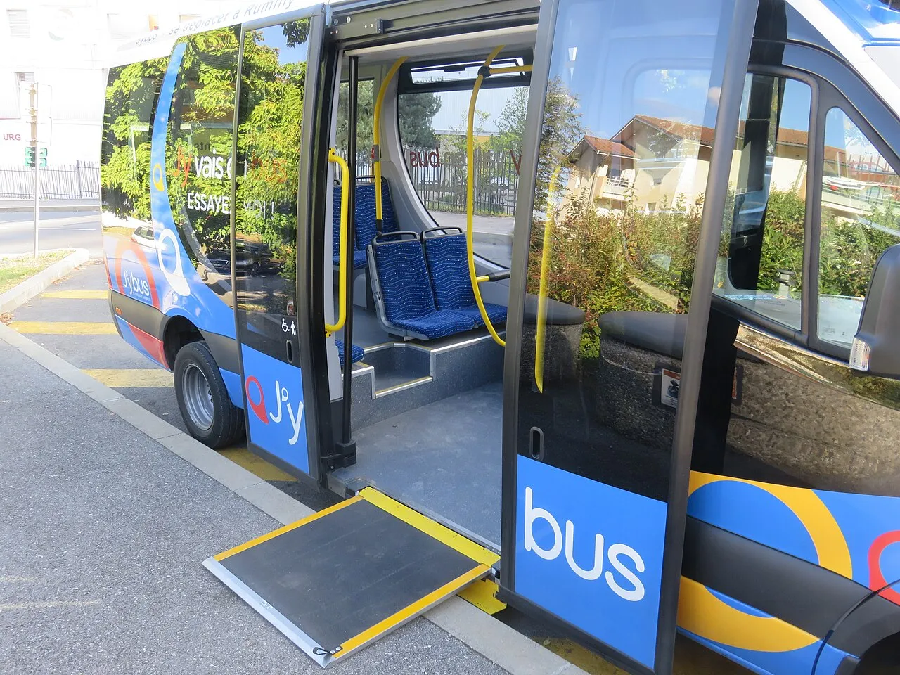 Situation de la question : Le bus déploie sa rampe : l’arrêt peut durer plus longtemps