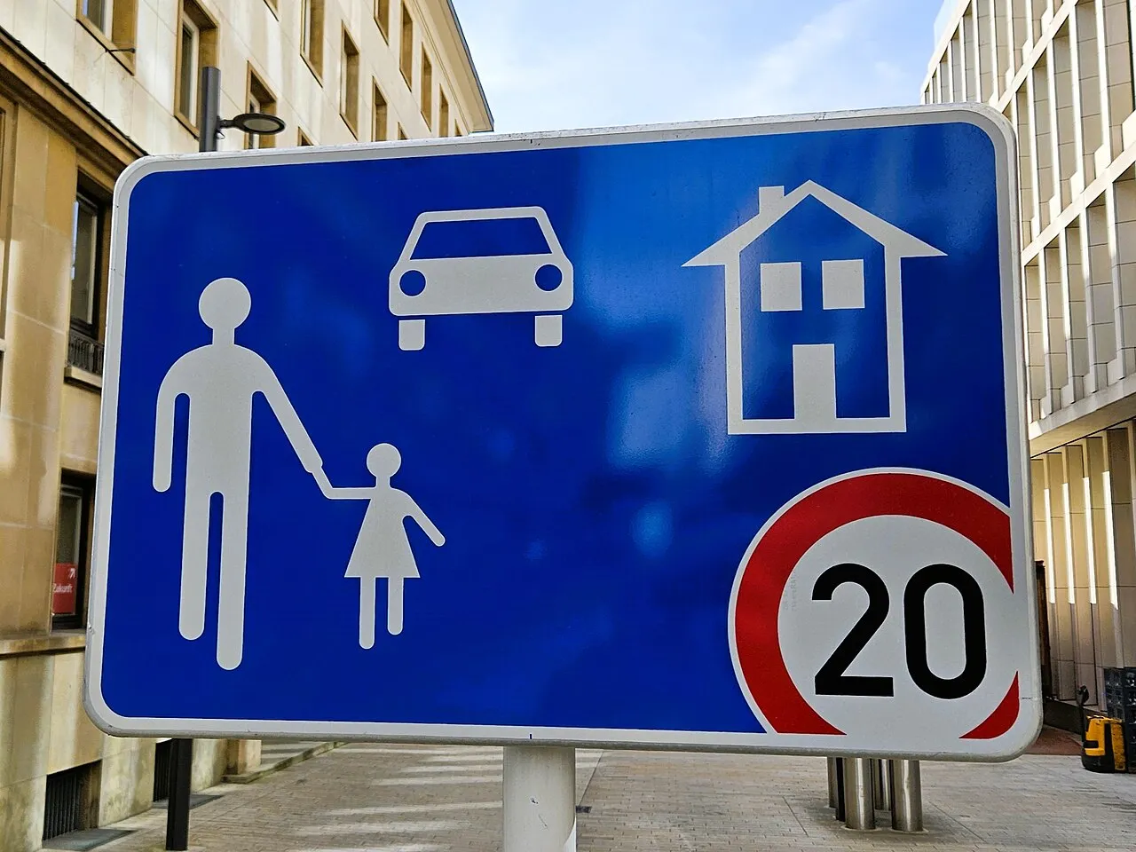 Situation de la question : Zone de rencontre : un piéton peut marcher au milieu de la chaussée