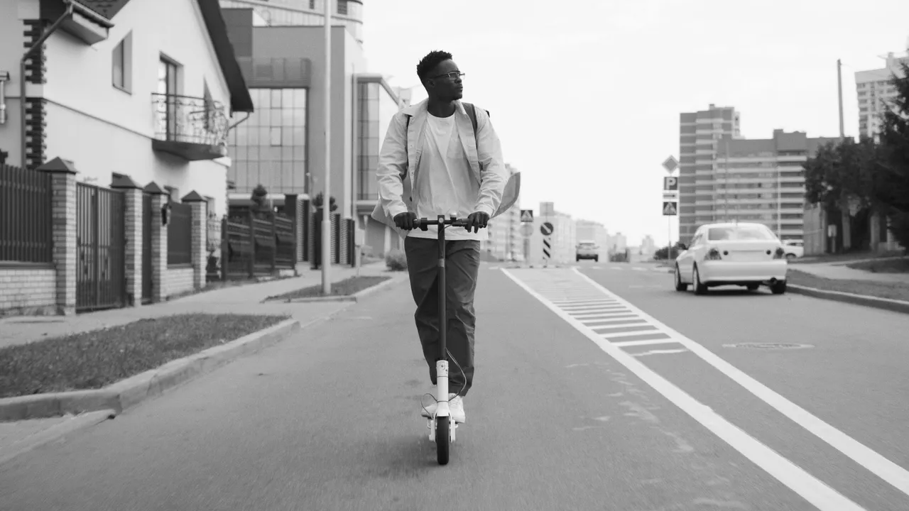 Situation de la question : Sans piste cyclable, cette trottinette roule sur la chaussée