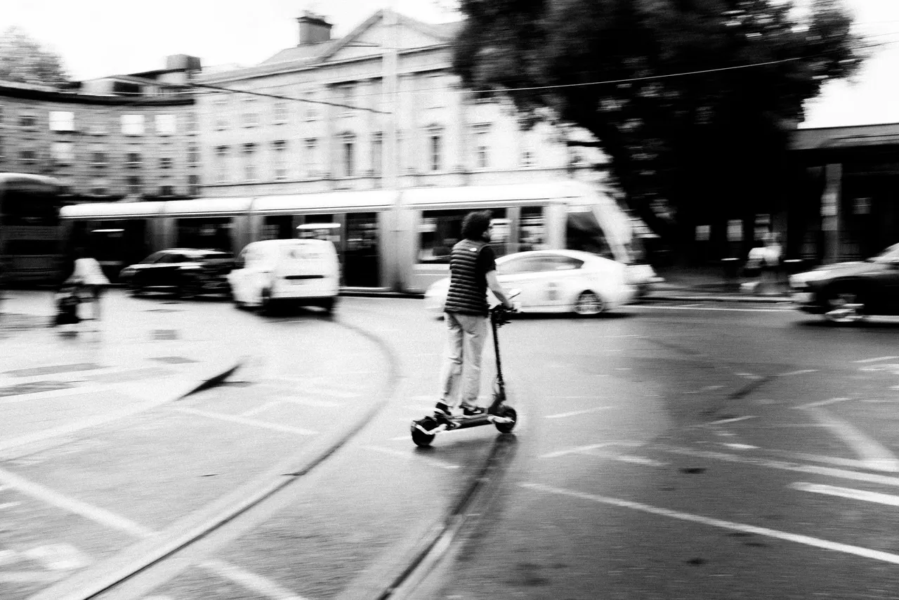 Situation de la question : Je dépasse cette trottinette en la frôlant