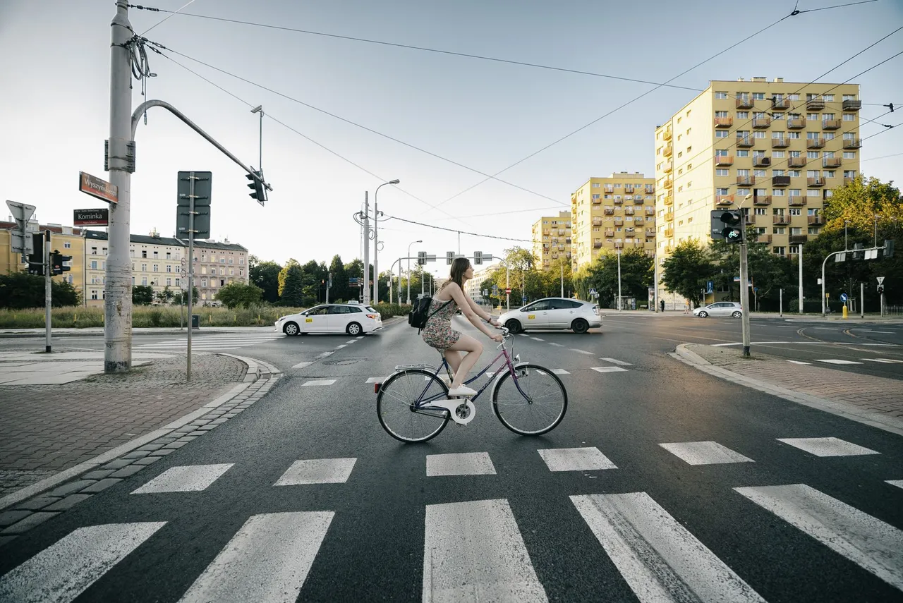 Situation de la question : Ce cycliste va tourner à gauche. Il peut se placer au centre de la chaussée
