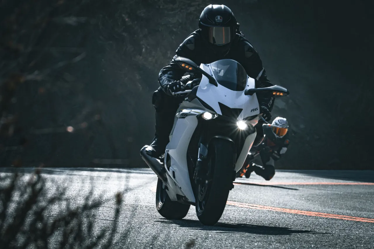Situation de la question : Un motard freine fort devant moi. Je