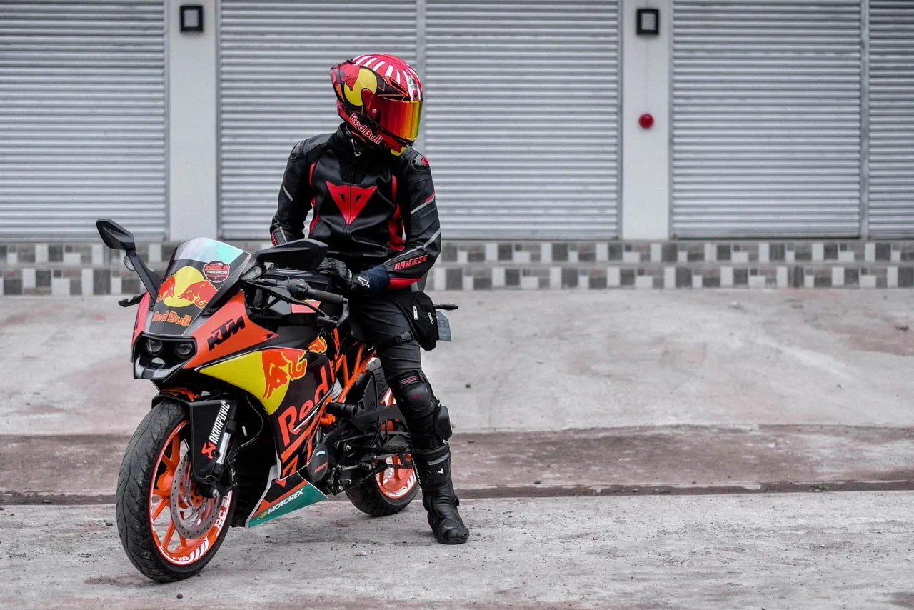 Situation de la question : Un motard bien équipé porte