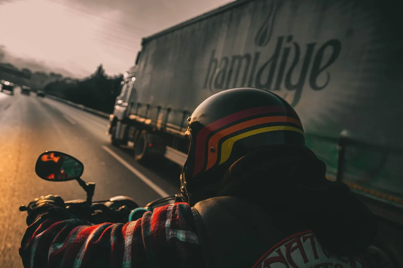 Situation de la question : Vent fort : ce motard peut être déporté