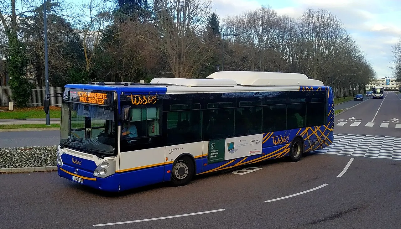 Situation de la question : En ville, ce bus quitte son arrêt. Je le laisse repartir