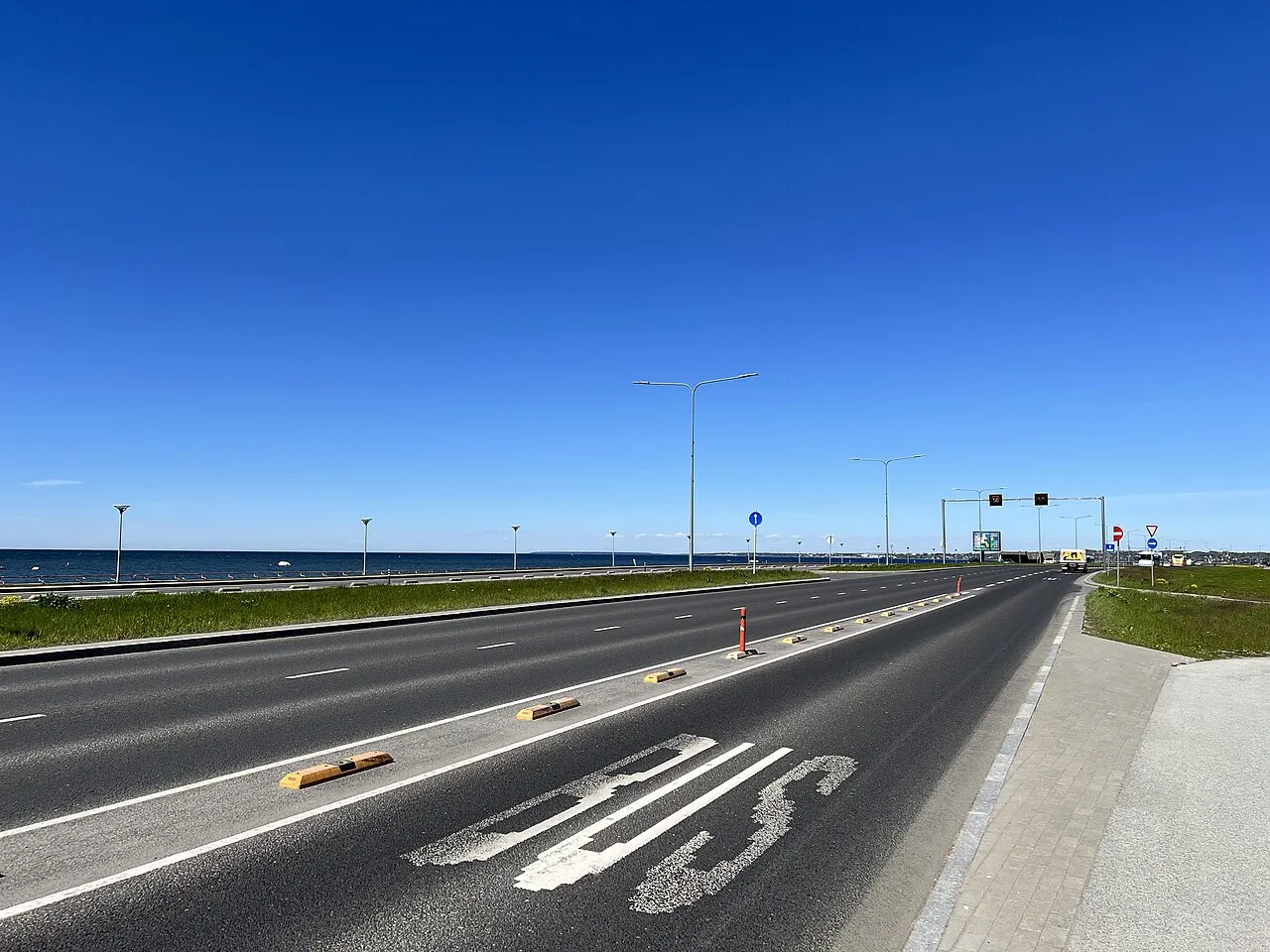 Situation de la question : Le panneau m’autorise à couper la voie de bus pour tourner. Je peux y rouler sur 500 m