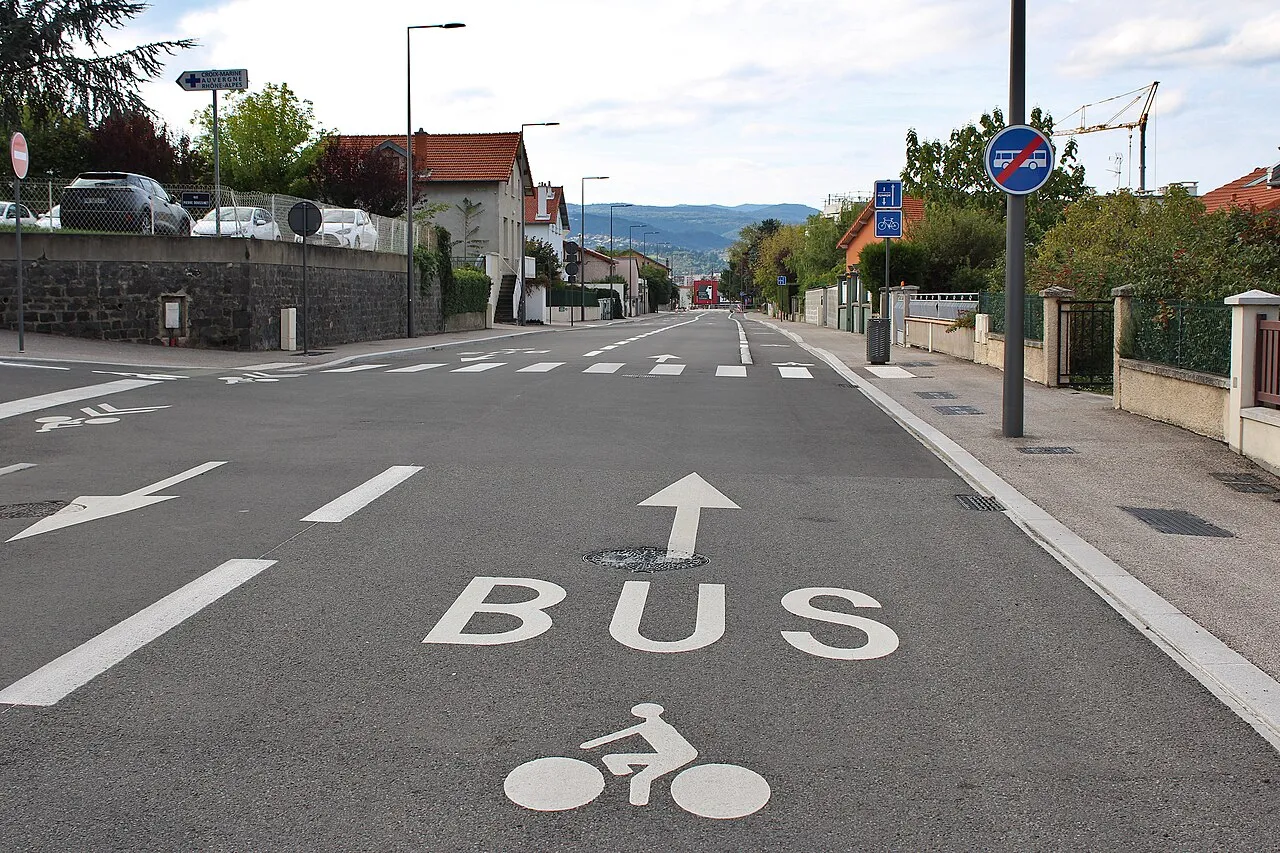 Situation de la question : Ce panneau m’indique la fin de la voie réservée aux bus