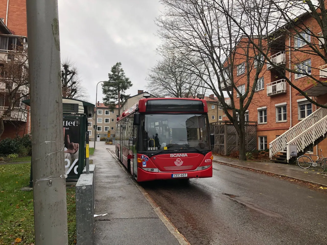 Situation de la question : Le bus met son clignotant pour repartir. Je ralentis