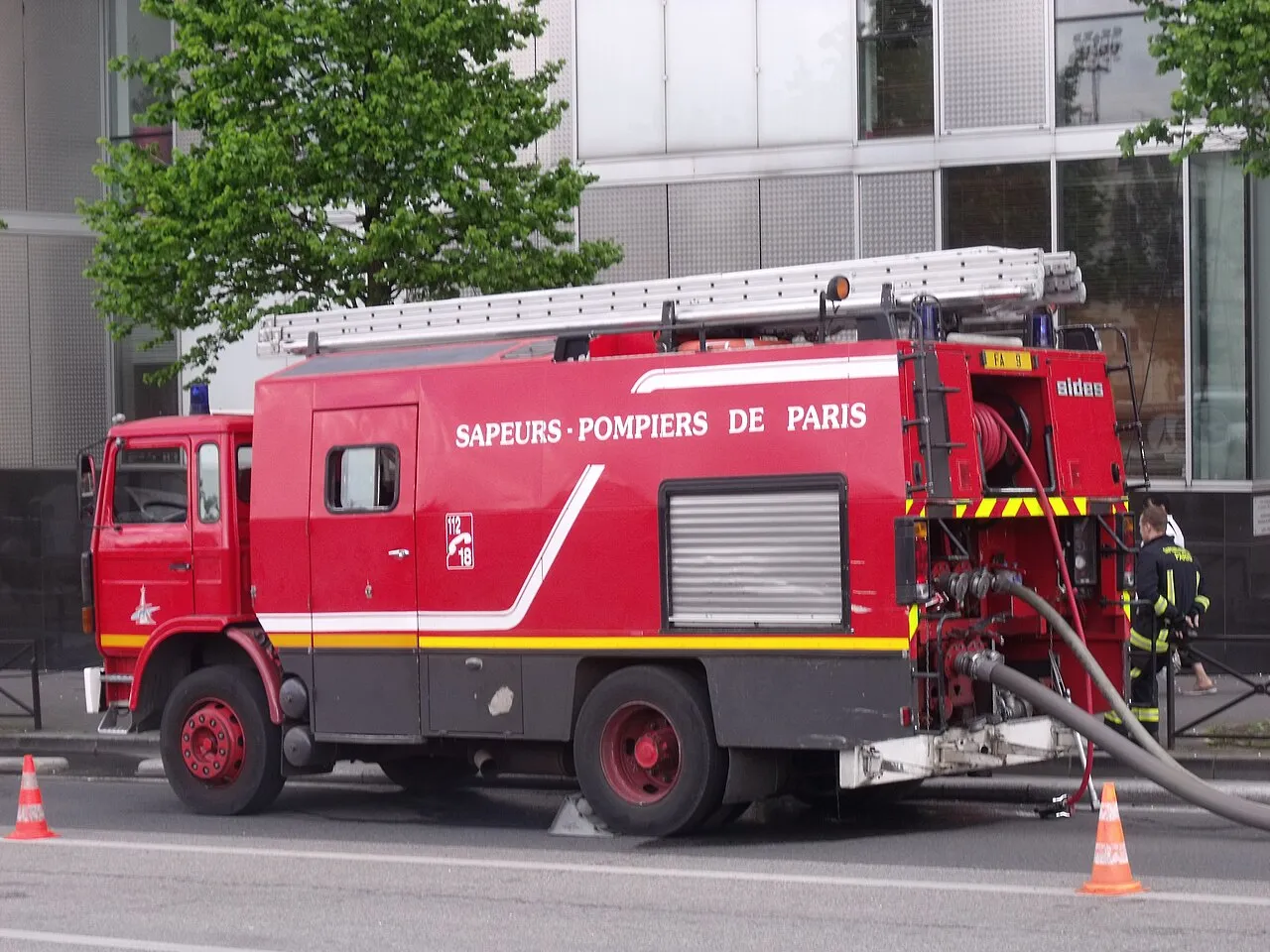 Situation de la question : Des pompiers arrivent, sirène et gyrophare. Je