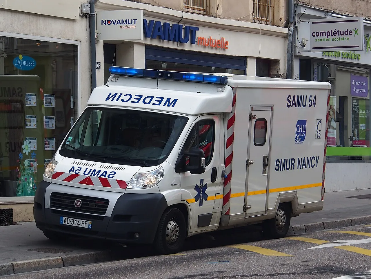 Situation de la question : L’ambulance passe au rouge avec sirène et gyrophare. Elle en a le droit