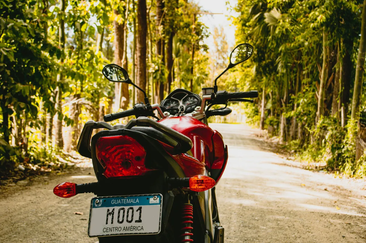 Situation de la question : Une moto porte une plaque à l’arrière
