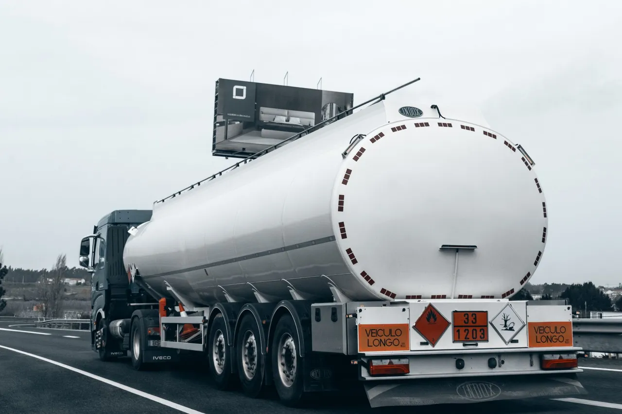 Situation de la question : Un camion de matières dangereuses porte