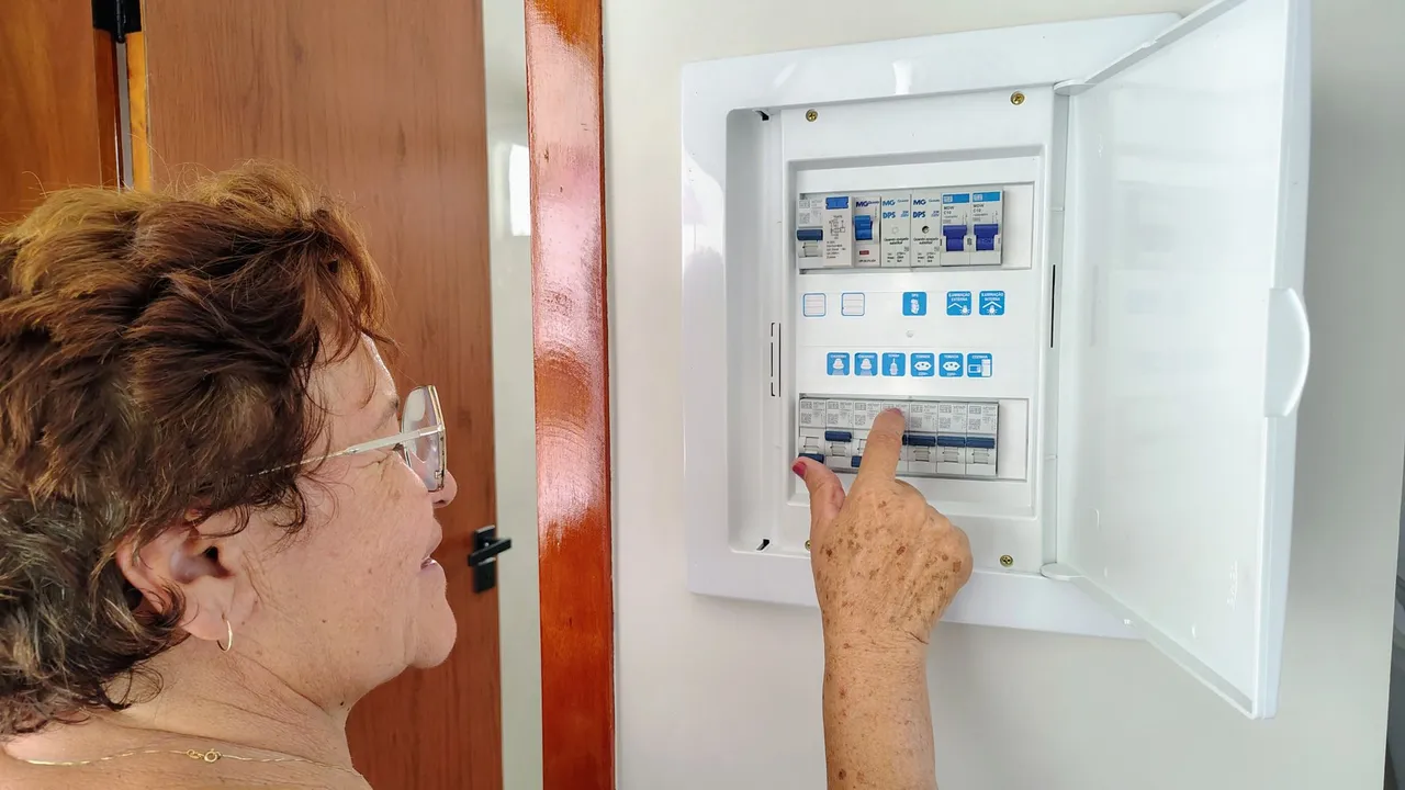 Situation de la question : La victime touche encore le câble électrique. Je la tire par le bras