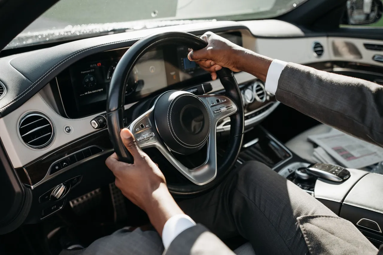 Situation de la question : Bien réglé, en tenant le volant