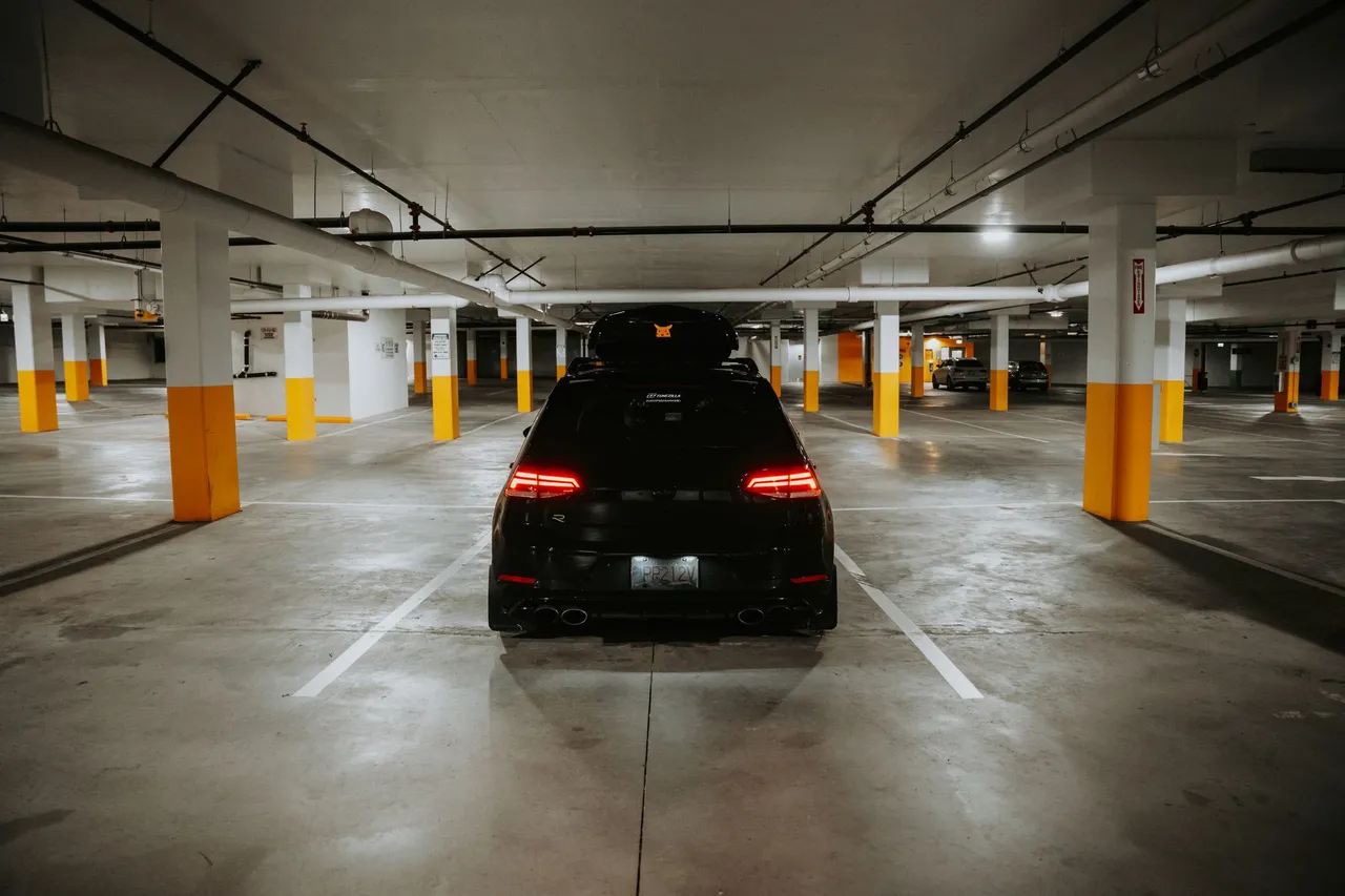 Situation de la question : Je sors du parking en marche arrière. Je cède le passage à ceux qui circulent