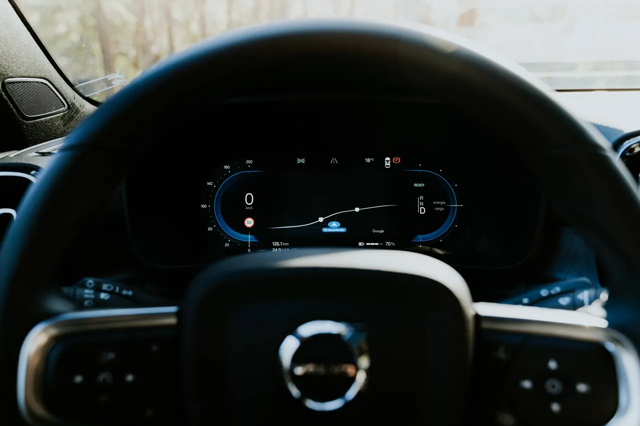 Situation de la question : Le régulateur adaptatif garde une distance avec la voiture de devant