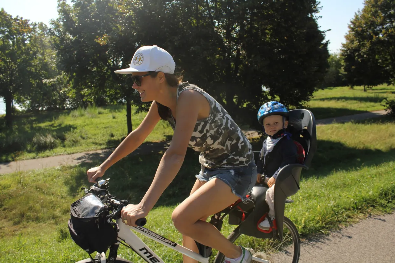 Situation de la question : À vélo, le casque est obligatoire pour un enfant