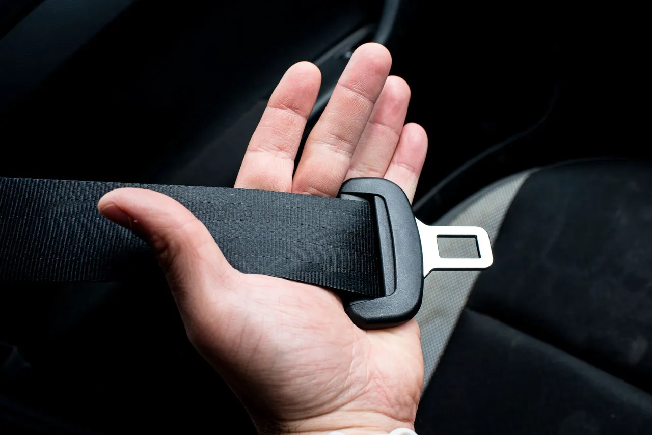 Situation de la question : Mon passager ne s’attache pas car il y a un airbag. Il est protégé