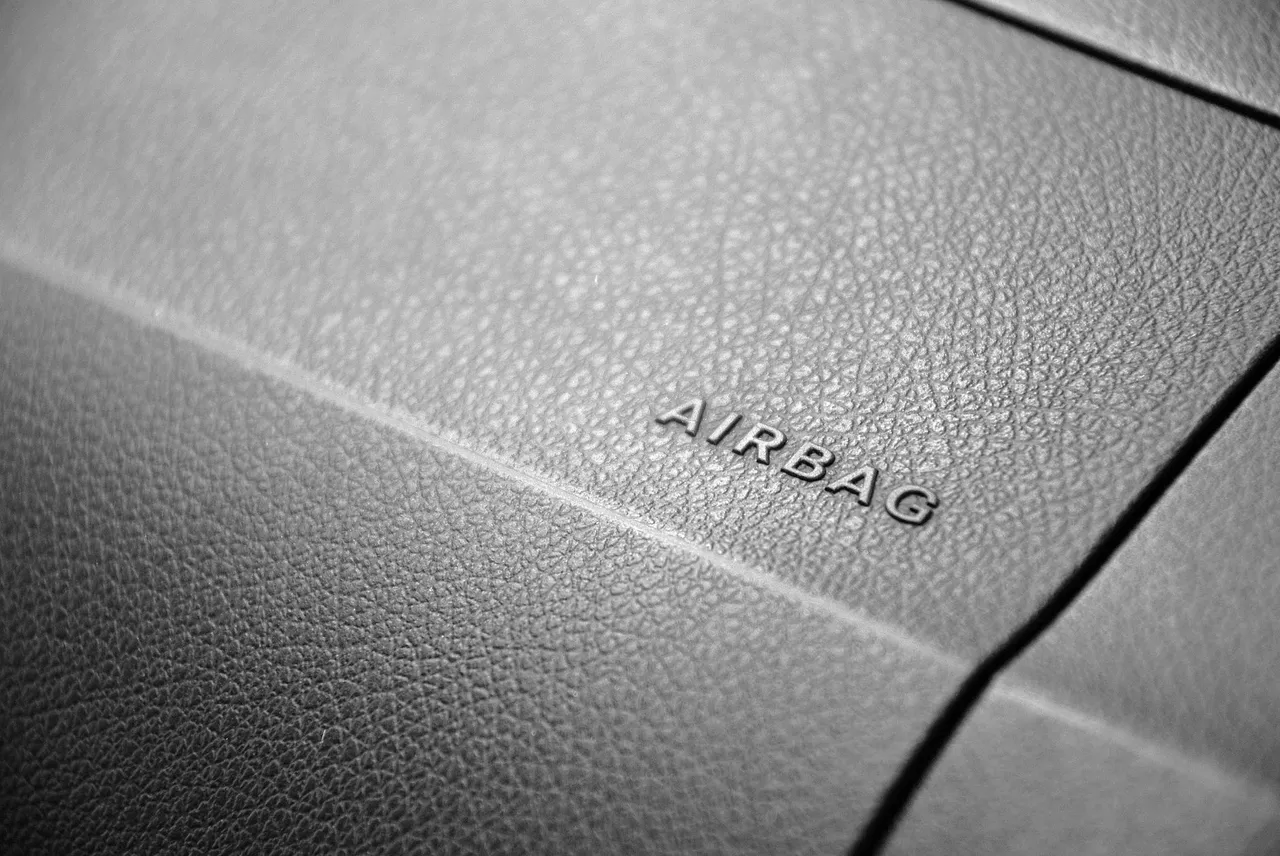 Situation de la question : Avant d’installer mon enfant devant, je regarde le témoin d’airbag
